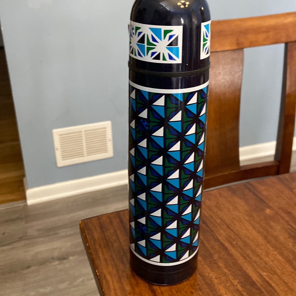 Used Tony Burch Vacuum-Sealed Thermos Flask
17 fl.oz.